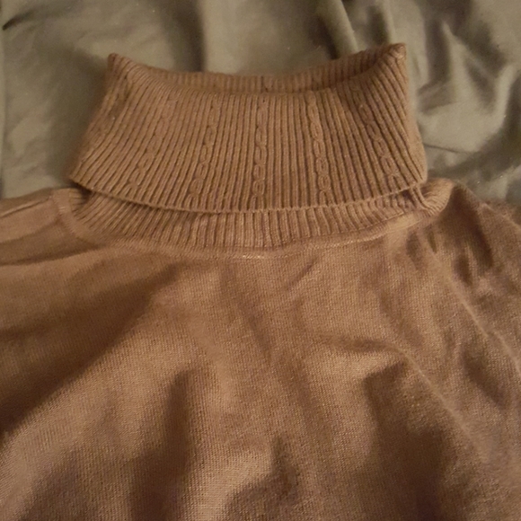 Gray turtleneck sweater - Picture 2 of 3